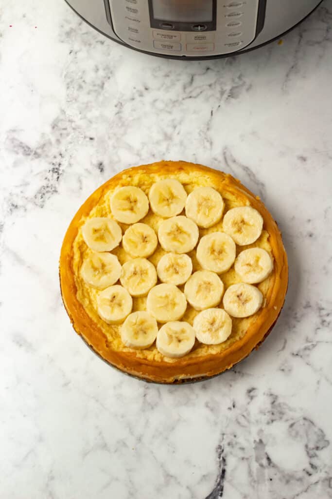 cheesecake with bananas on top