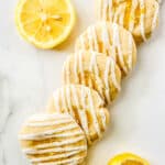 row of lemon filled shortbread cookie with slices of lemon